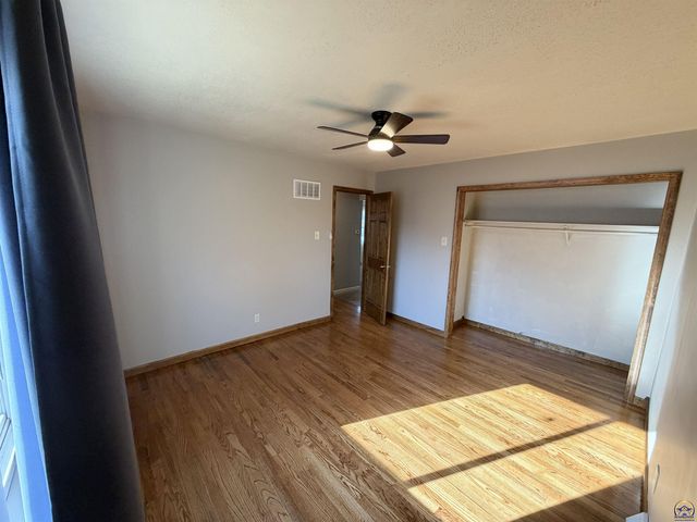 742 NW 62nd St, Topeka, KS 66617