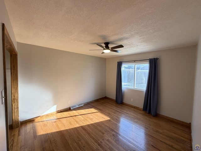 742 NW 62nd St, Topeka, KS 66617