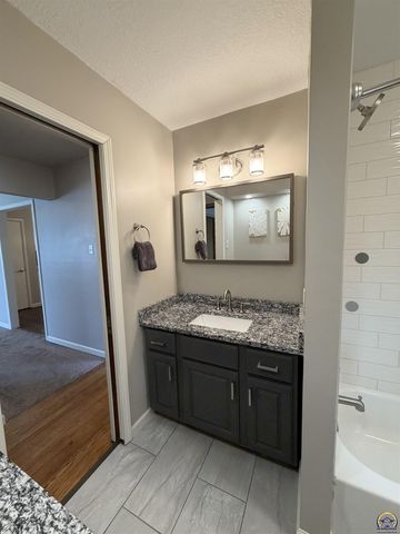 742 NW 62nd St, Topeka, KS 66617