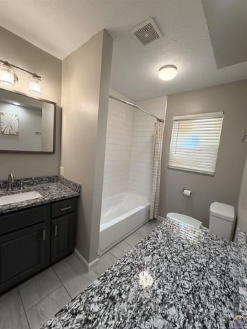 742 NW 62nd St, Topeka, KS 66617