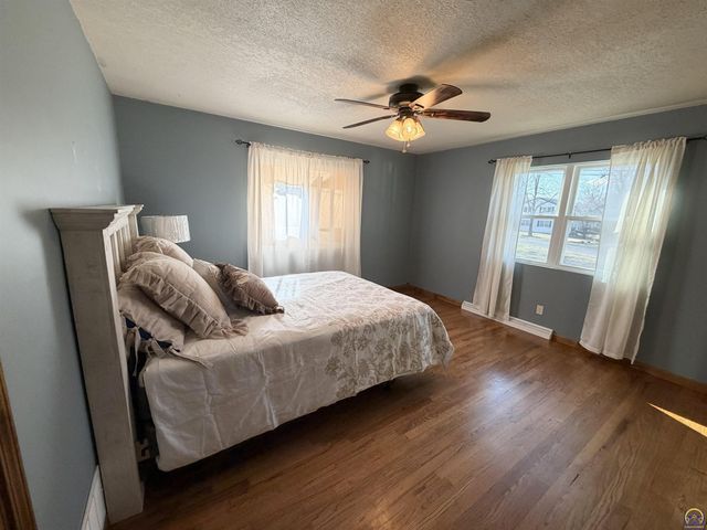 742 NW 62nd St, Topeka, KS 66617