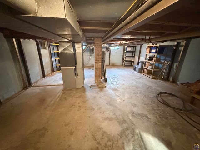 742 NW 62nd St, Topeka, KS 66617