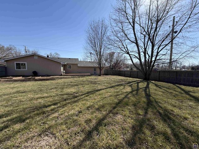 742 NW 62nd St, Topeka, KS 66617