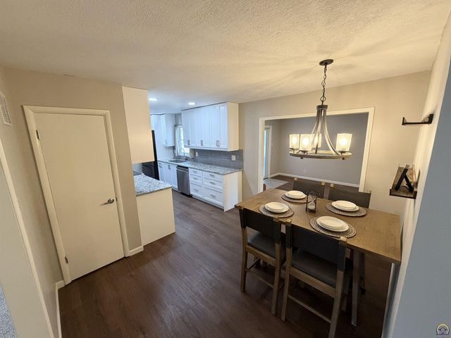 742 NW 62nd St, Topeka, KS 66617