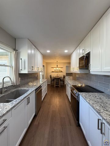 742 NW 62nd St, Topeka, KS 66617