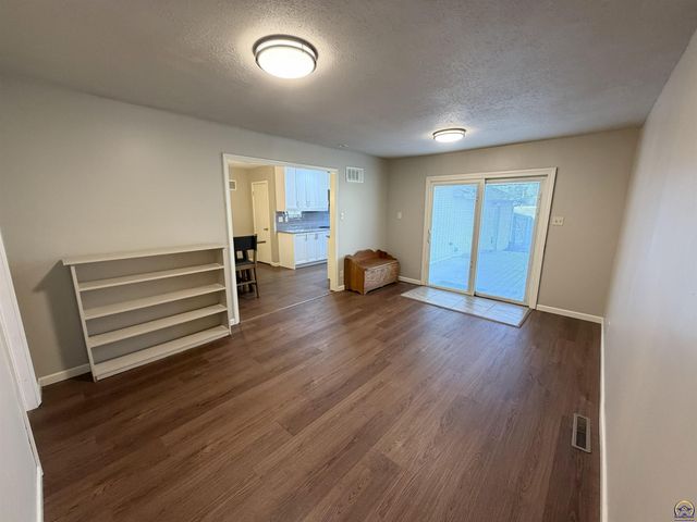 742 NW 62nd St, Topeka, KS 66617