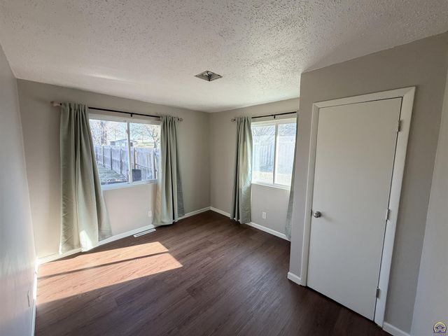 742 NW 62nd St, Topeka, KS 66617