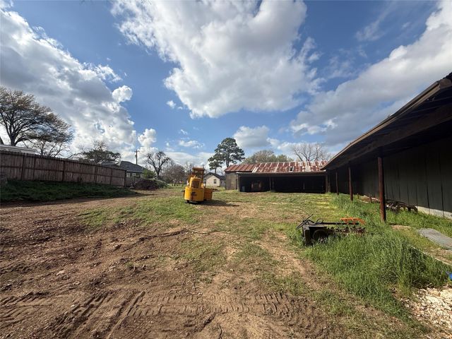 1702 S Baylor Street, Brenham, TX 77833