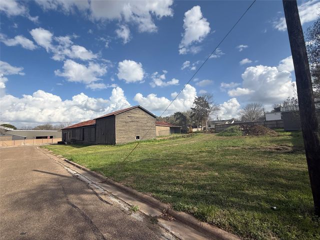 1702 S Baylor Street, Brenham, TX 77833