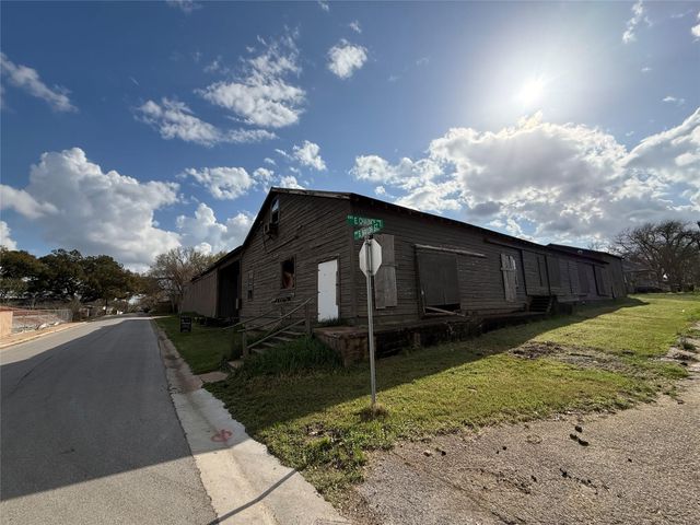 1702 S Baylor Street, Brenham, TX 77833