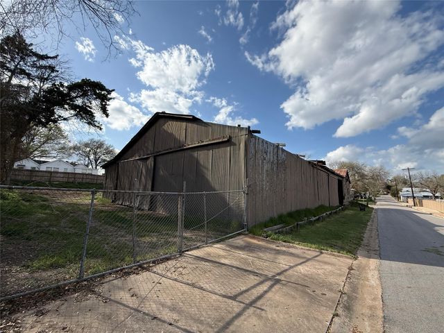 1702 S Baylor Street, Brenham, TX 77833
