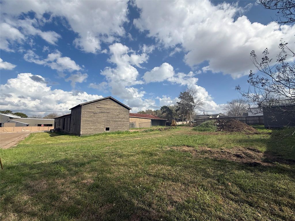 1702 S Baylor Street, Brenham, TX 77833