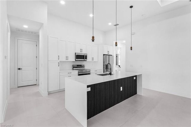 417 SW 23rd TER, Cape Coral, FL 33991