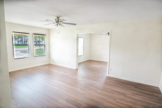 55 Elm Court, Lake Jackson, TX 77566