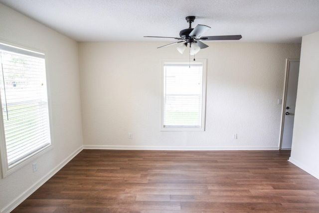 55 Elm Court, Lake Jackson, TX 77566