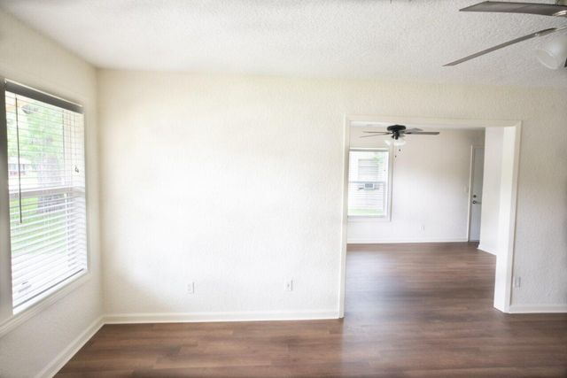 55 Elm Court, Lake Jackson, TX 77566