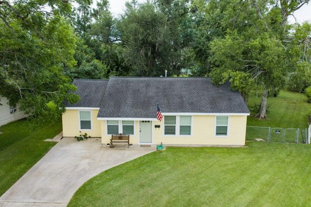 55 Elm Court, Lake Jackson, TX 77566