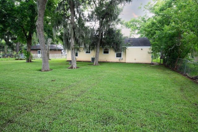 55 Elm Court, Lake Jackson, TX 77566