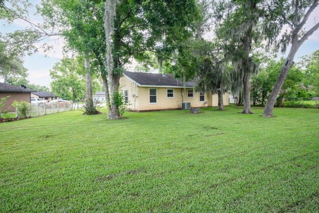 55 Elm Court, Lake Jackson, TX 77566