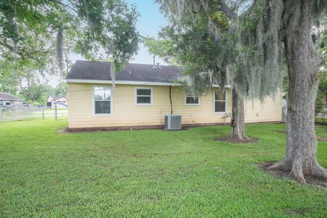 55 Elm Court, Lake Jackson, TX 77566