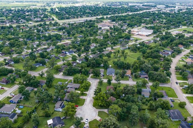 55 Elm Court, Lake Jackson, TX 77566