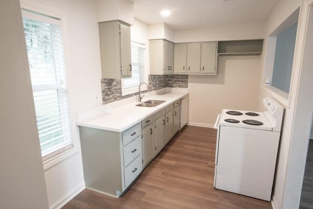 55 Elm Court, Lake Jackson, TX 77566
