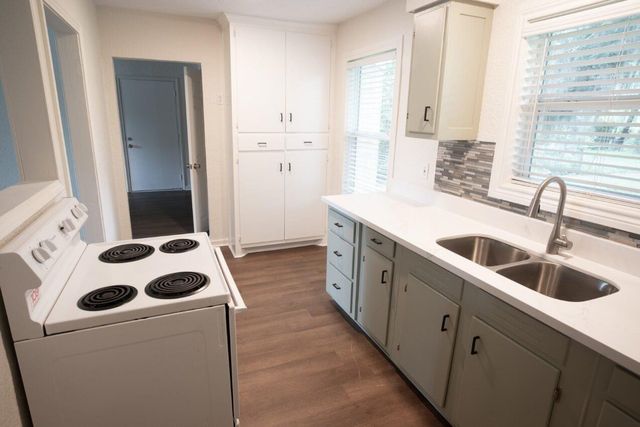 55 Elm Court, Lake Jackson, TX 77566