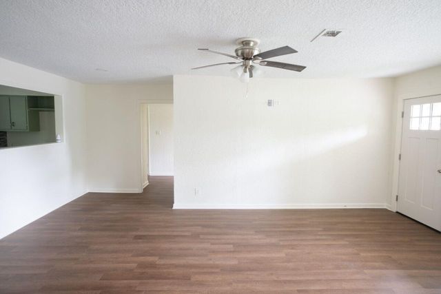 55 Elm Court, Lake Jackson, TX 77566