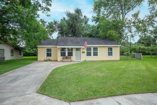 55 Elm Court, Lake Jackson, TX 77566