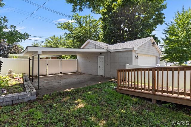 810 E Penning Avenue, Wood River, IL 62095