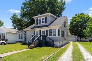 810 E Penning Avenue, Wood River, IL 62095