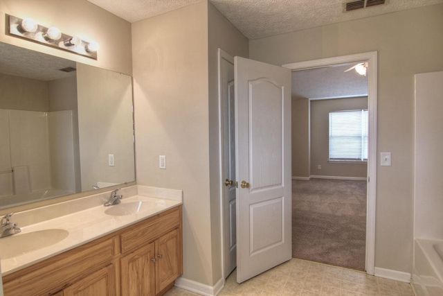 2017 Summit Ln, La Vergne, TN 37086