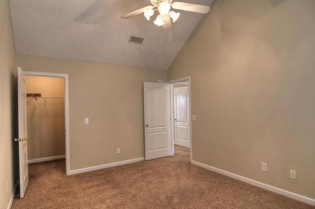 2017 Summit Ln, La Vergne, TN 37086