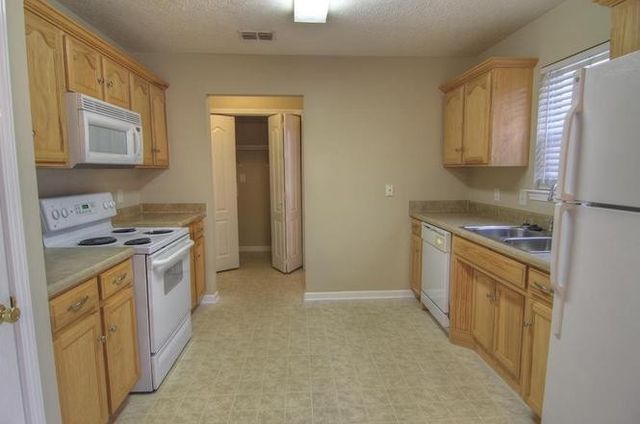 2017 Summit Ln, La Vergne, TN 37086