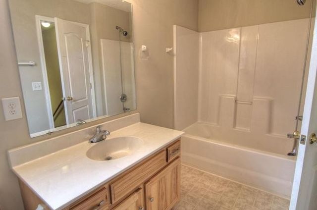 2017 Summit Ln, La Vergne, TN 37086