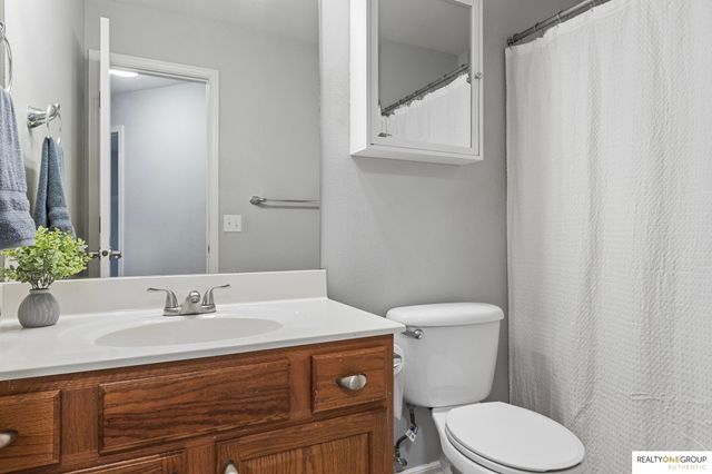15821 Cottonwood Avenue, Omaha, NE 68136