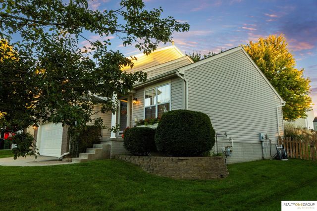 15821 Cottonwood Avenue, Omaha, NE 68136