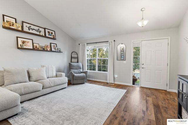 15821 Cottonwood Avenue, Omaha, NE 68136