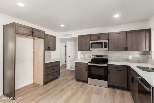 2950 W Calle Pajarito, Tucson, AZ 85746