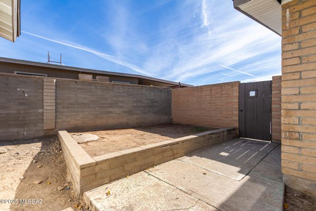 2950 W Calle Pajarito, Tucson, AZ 85746