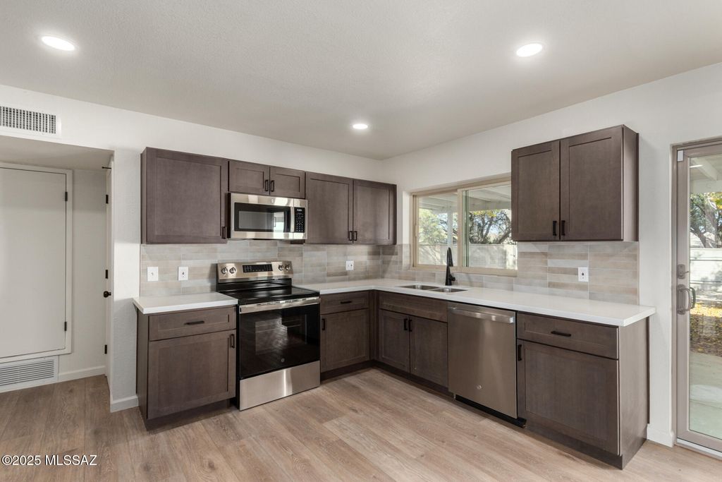 2950 W Calle Pajarito, Tucson, AZ 85746