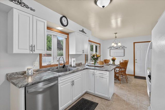1927 Hancock Lane, Janesville, WI 53545