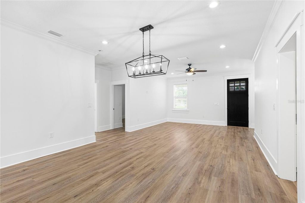 Image 11 of property listing at 3923 W GRAY STREET, Tampa, FL 33609