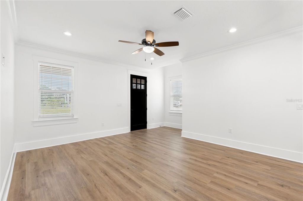 Image 12 of property listing at 3923 W GRAY STREET, Tampa, FL 33609