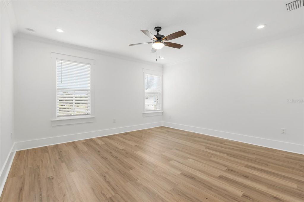 Image 24 of property listing at 3923 W GRAY STREET, Tampa, FL 33609