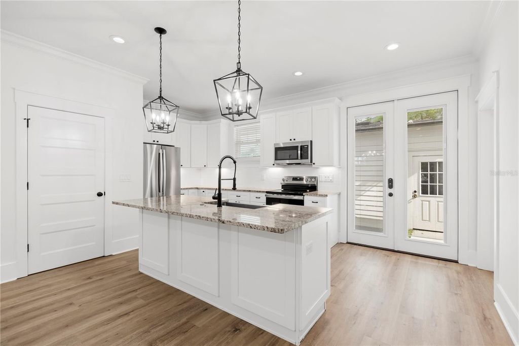 Image 4 of property listing at 3923 W GRAY STREET, Tampa, FL 33609