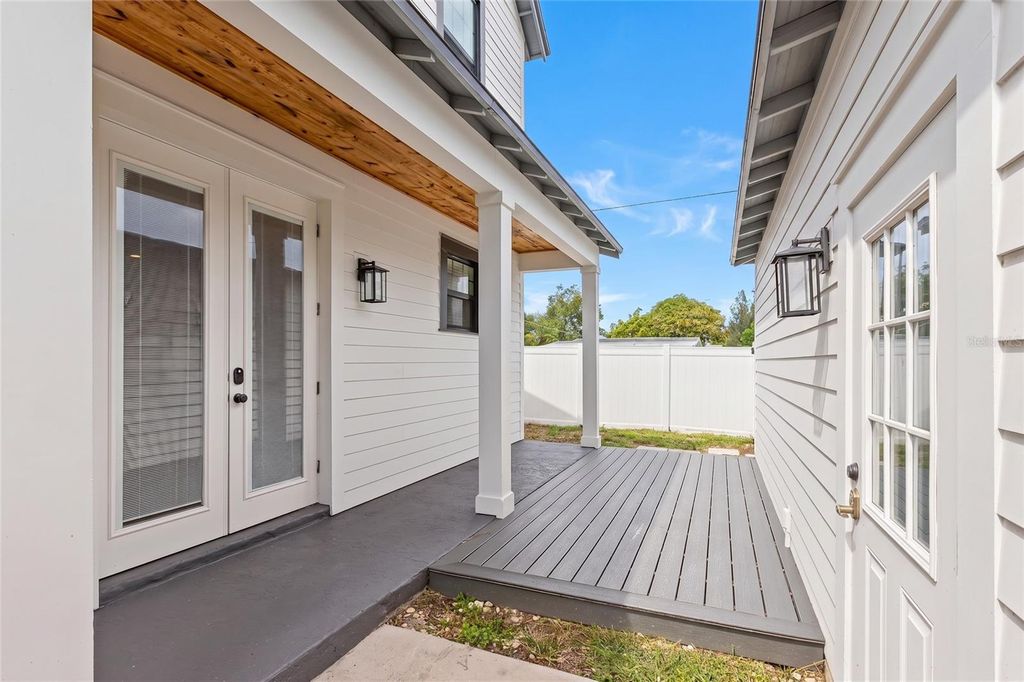 Image 32 of property listing at 3923 W GRAY STREET, Tampa, FL 33609