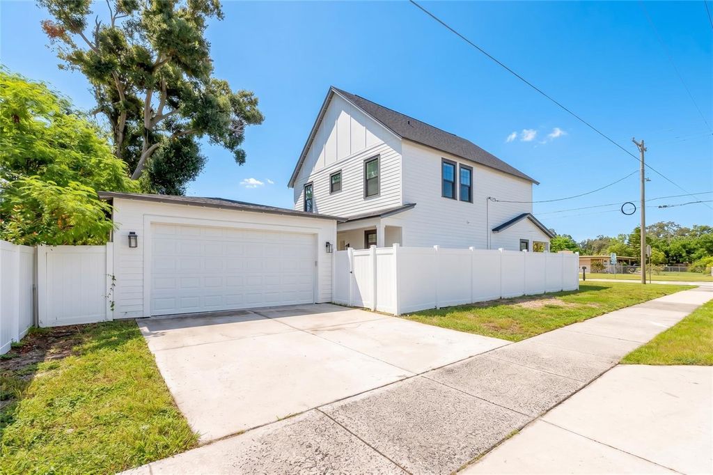 Image 38 of property listing at 3923 W GRAY STREET, Tampa, FL 33609