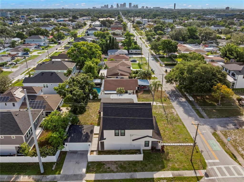 Image 48 of property listing at 3923 W GRAY STREET, Tampa, FL 33609