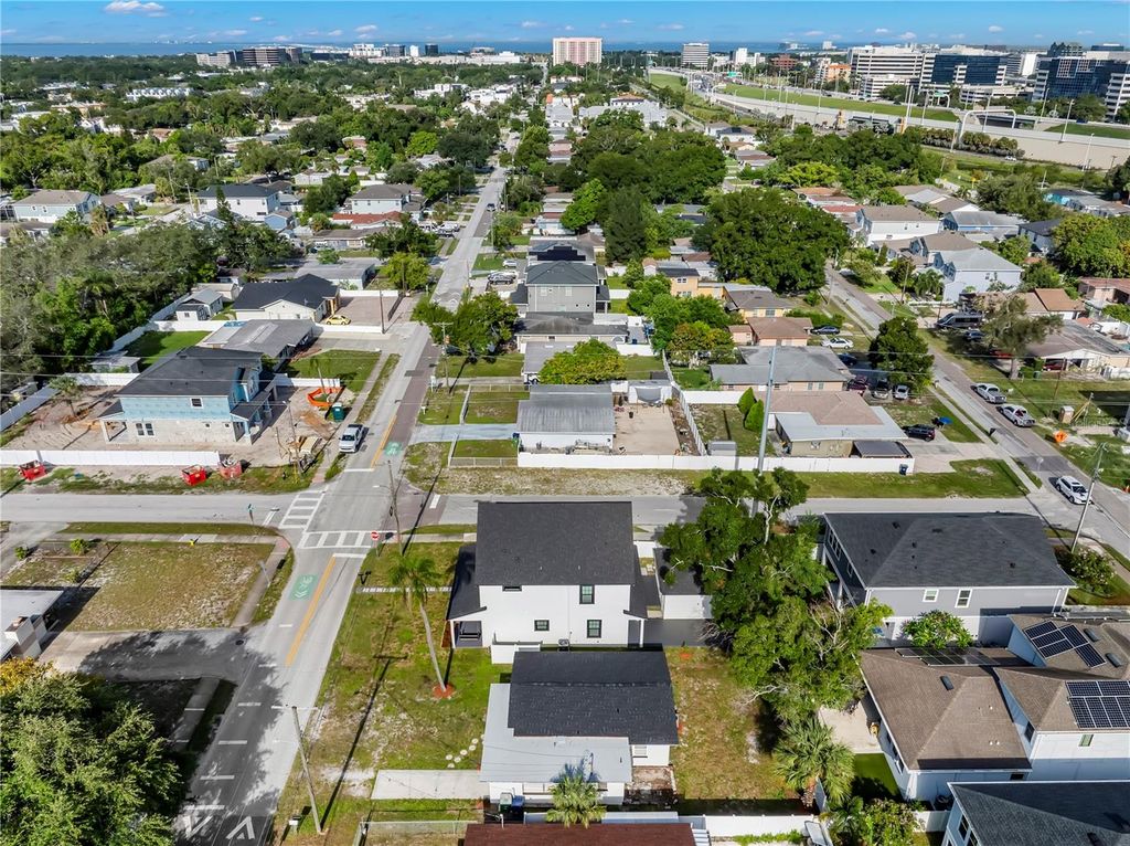 Image 49 of property listing at 3923 W GRAY STREET, Tampa, FL 33609